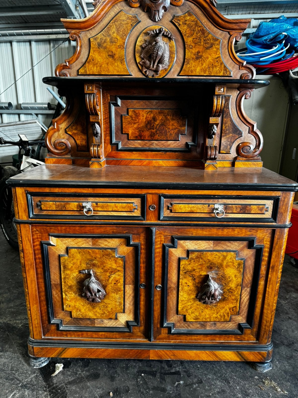 Buffet de chasse noyer, Enlèvement
