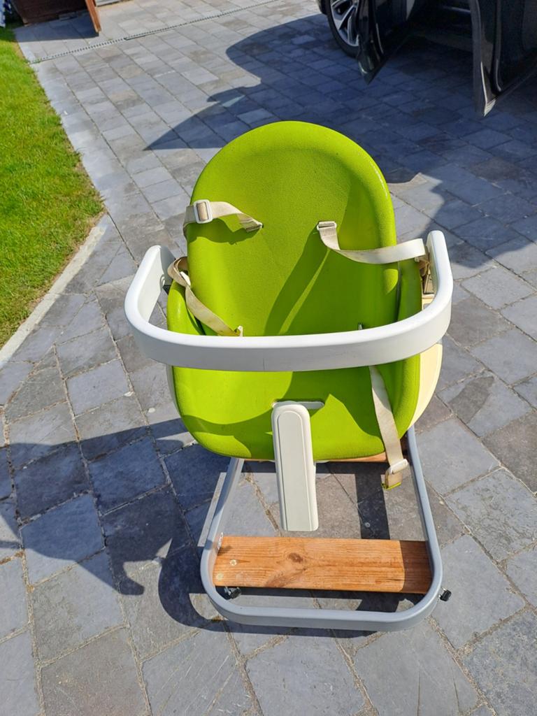Kinderstoel op wieltjes . Gratis., Ophalen