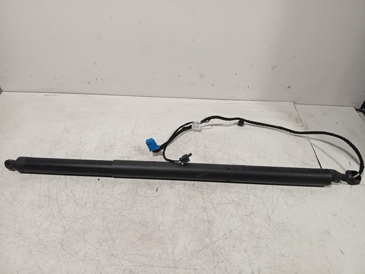Gasdrukveer links achter Mercedes-Benz CLA, Auto-onderdelen, Onderdelen@venauto.nl, Van der Ven Autorecycling B.V., Gebruikt, Ettenseweg 76, 4706 PB Roosendaal, The Netherlands