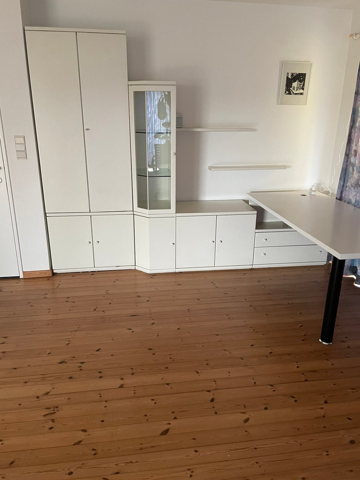 Wit hoekbureau met opbergruimte en vitrinekast