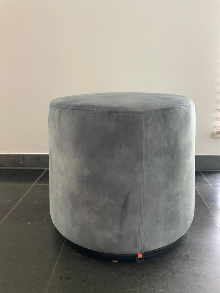 Poef blauwgrijs Mobitec 50cm, Maison & Meubles, Canapés | Repose-pieds & Poufs, Rond, Comme neuf, Enlèvement, Modern
