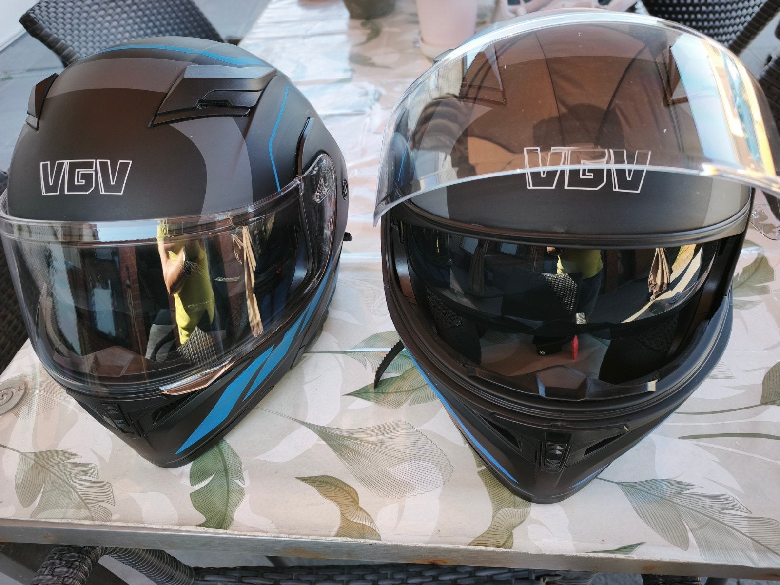 2 motorhelmen te koop 45€ /stuk, Fietsen en Brommers, Brommerhelmen, Ophalen, Zo goed als nieuw, Medium, VGV