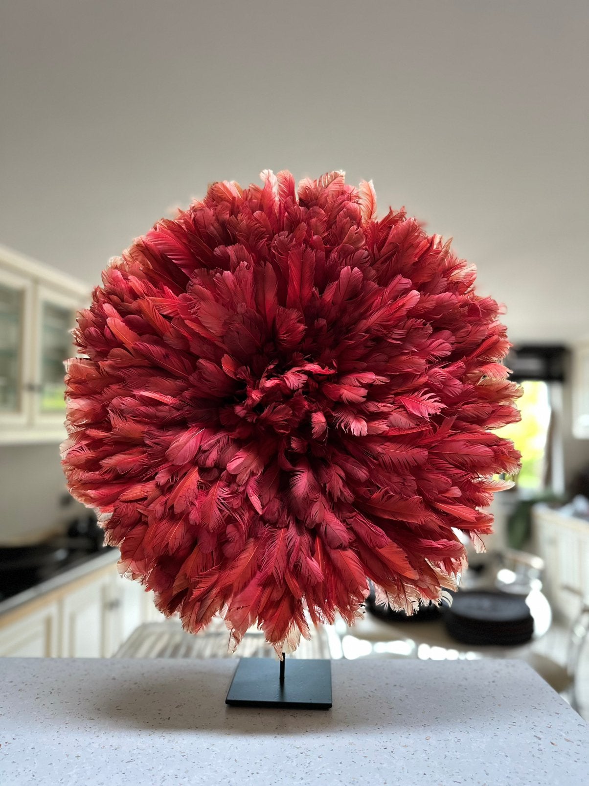 Juju Hat artisanal en plumes – Ø 48 cm – avec support, Enlèvement, Comme neuf, Blanc