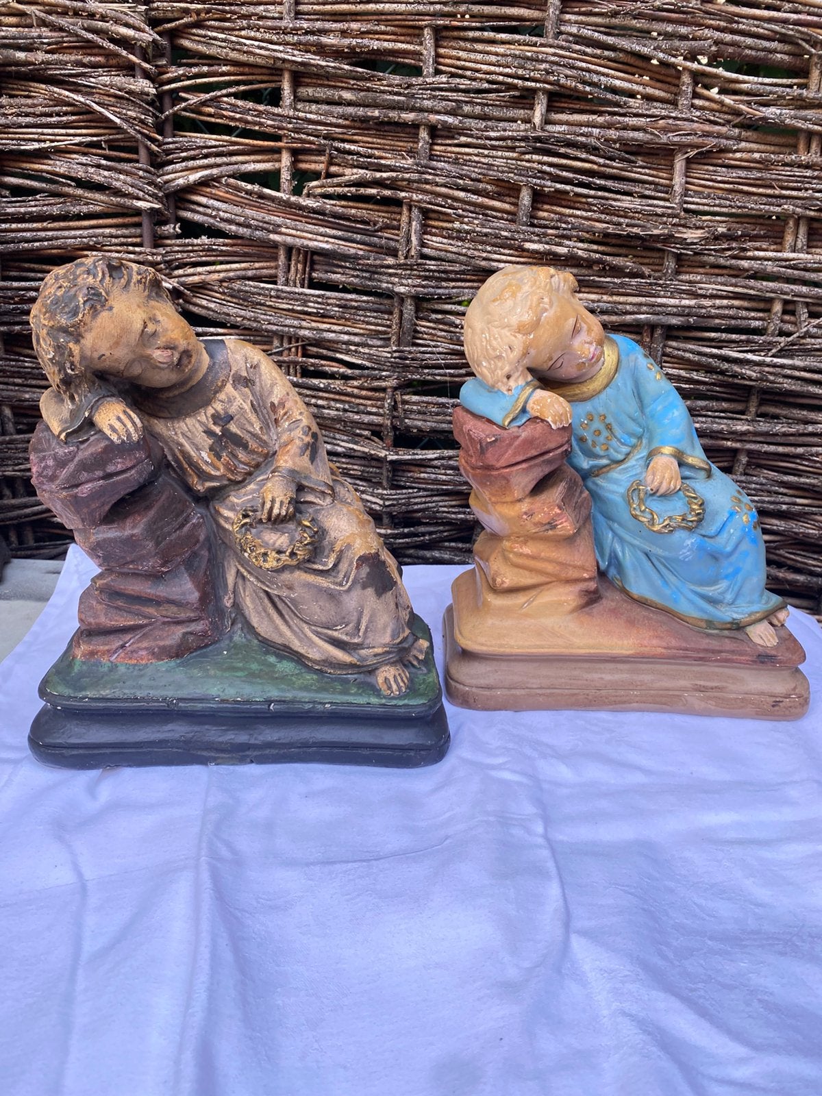 2 beelden liggende engelen 30x25cm, Ophalen