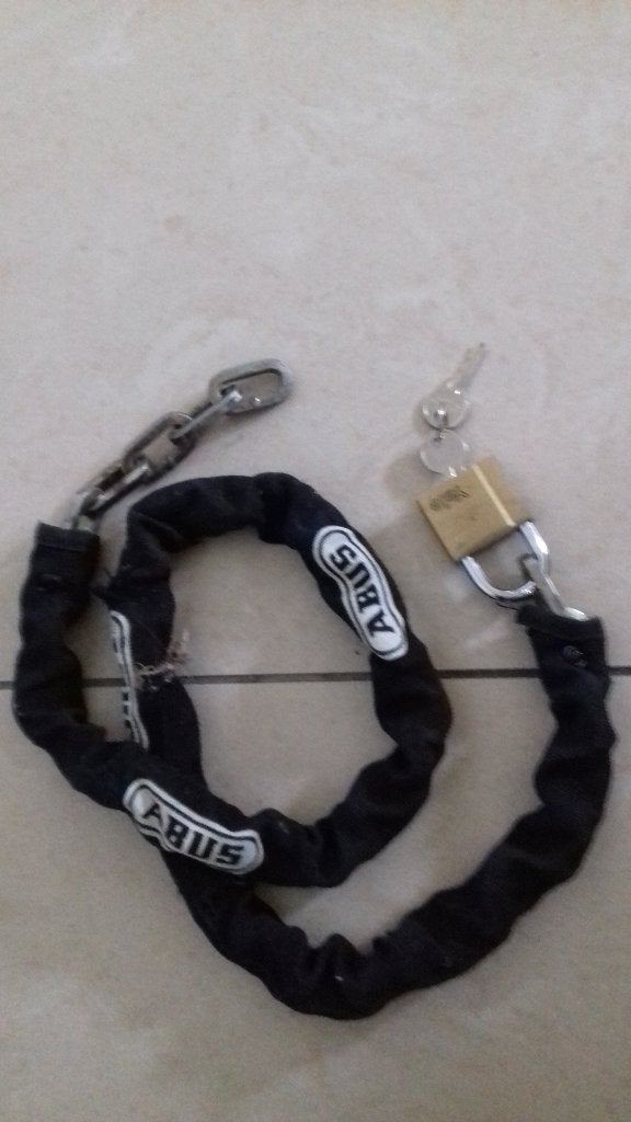 1geplastifisteerde keting 110cm abus met slot, Motos, Accessoires | Cadenas, Enlèvement, Neuf