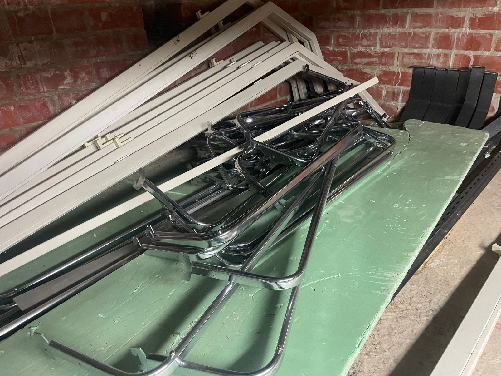 Metalen rekken met hangers en leg planken, Enlèvement