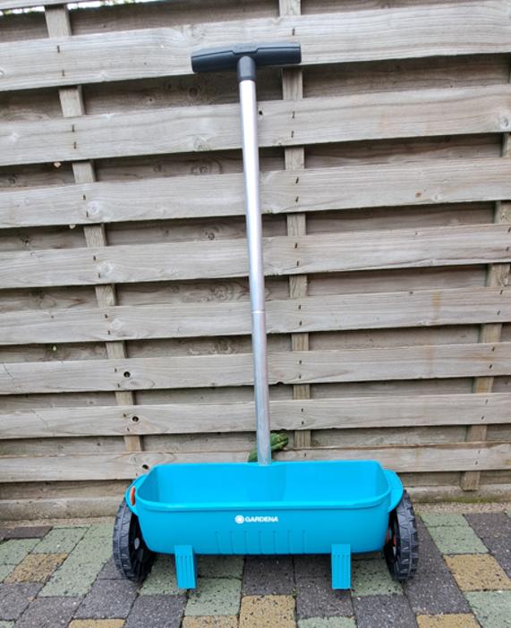 strooiwagen gardena in zeer goede staat Links rechts, Ophalen