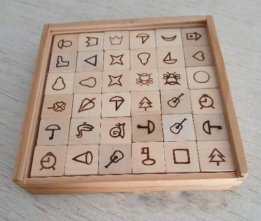 hOUTEN BLOKKENSET MET GEGRAVEERDE SYMBOLEN, Ophalen, Nieuw, Overige typen