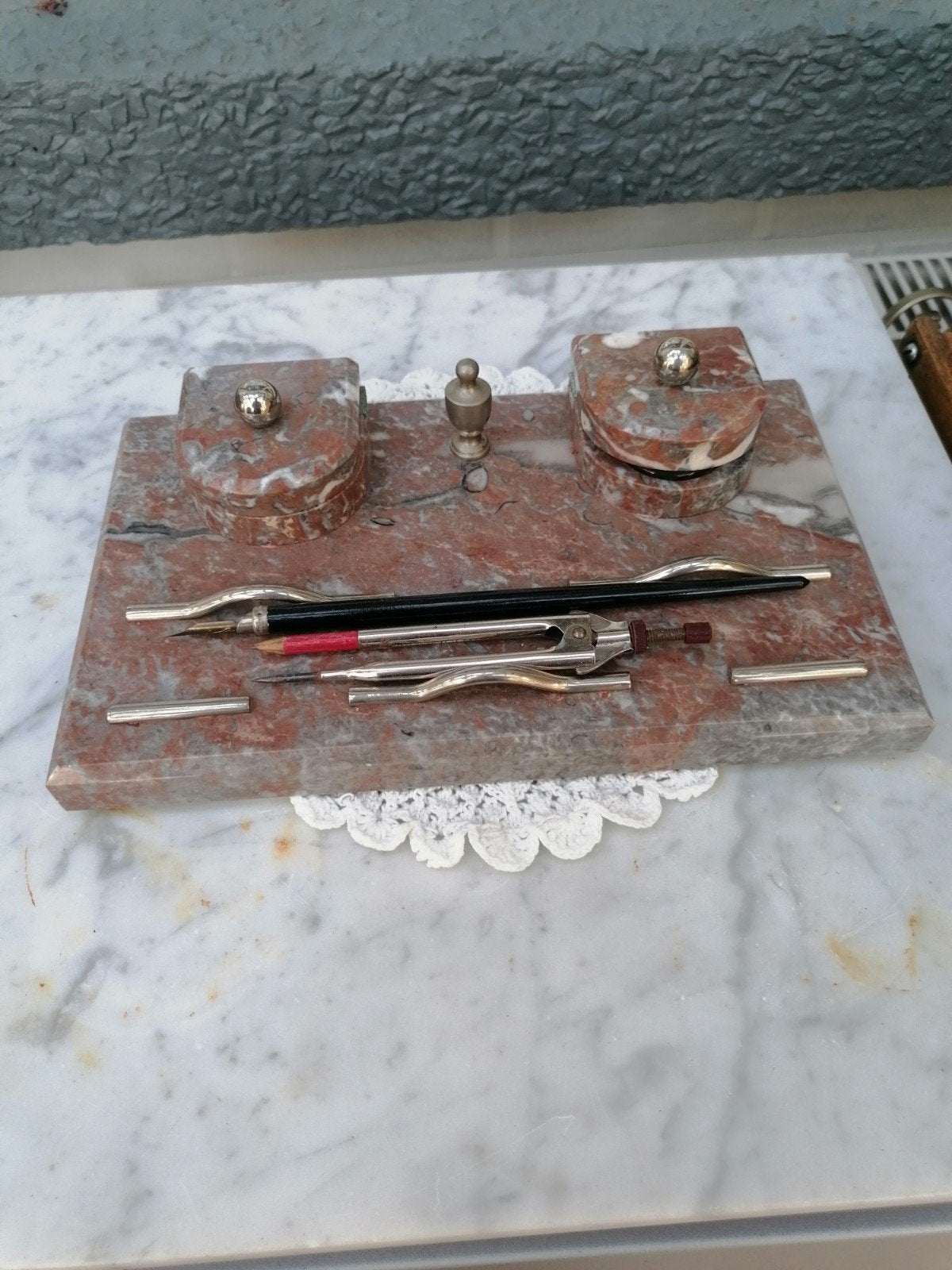 Ancien encrier en marbre avec porte-plume et compas, Enlèvement ou Envoi