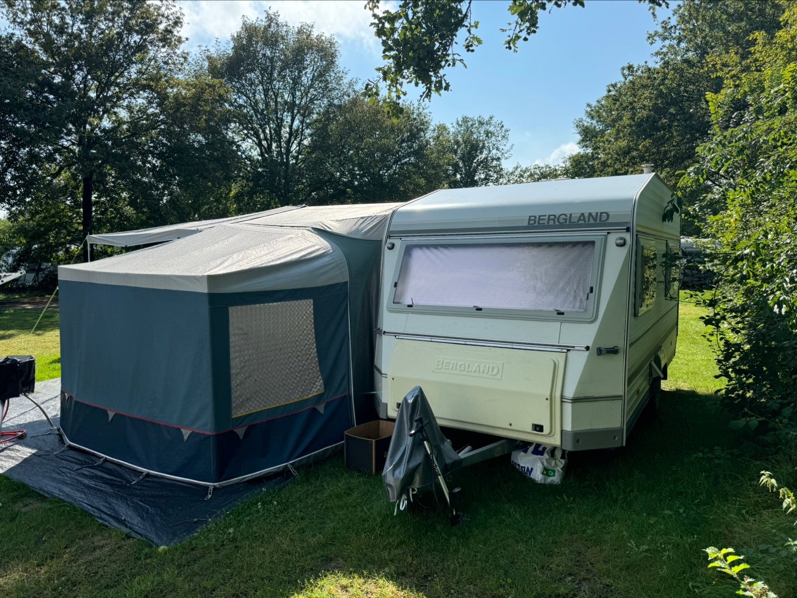 Leuke bergland caravan met voortent luifel slaapcabine, Schokbreker, Hobby, Treinzit, 750 - 1000 kg