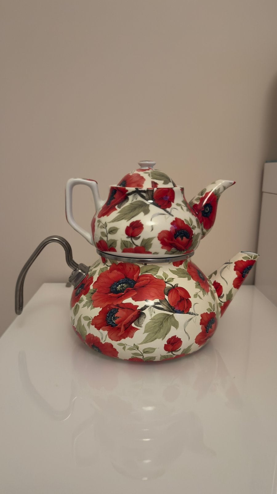 Bouilloire à thé turque 2 en 1 - motif fleurs rouges, Antiquités & Art, Enlèvement ou Envoi