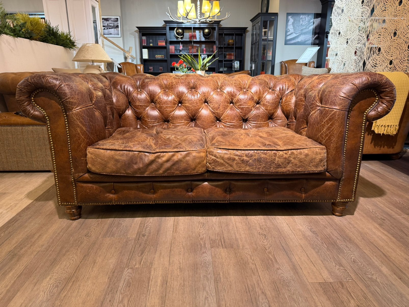 Stoere industriële Chesterfield 2,5 Zits bank Vintage bruin, Antiek en Kunst, Ophalen of Verzenden