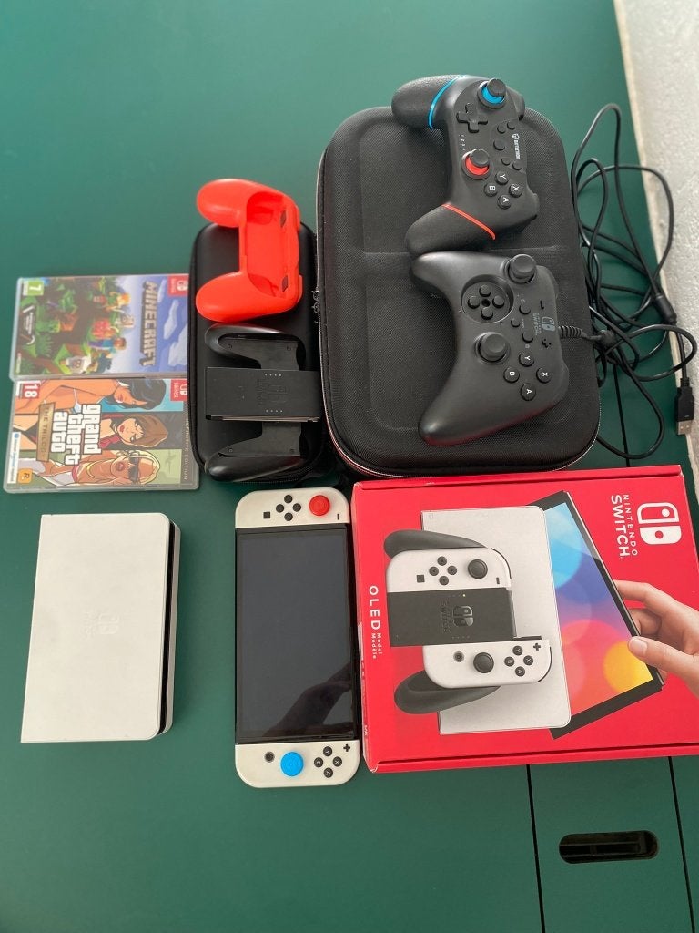 Nintendo Switch Oled (avec boîte), 2 manettes, jeux et étuis, Consoles de jeu & Jeux vidéo, Switch OLED, Comme neuf, Enlèvement