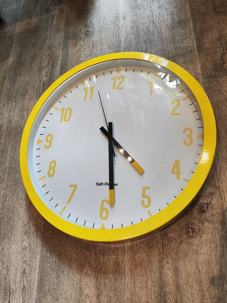 Grote Gele Wandklok "Salt & Pepper" – Ø 45 cm, Huis en Inrichting, Woonaccessoires | Klokken, Wandklok, Ophalen of Verzenden