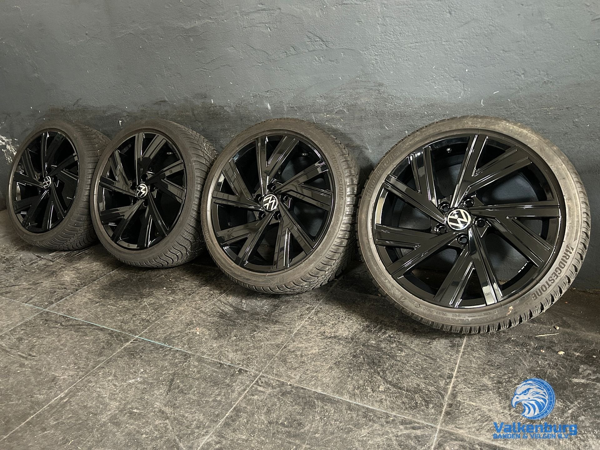 6-7mm! Originele VW Golf 8 GTI 5H Bergamo 18 inch zwarte vel, Autos : Pièces & Accessoires, Pneus et Jantes, Pneus hiver, Véhicule de tourisme
