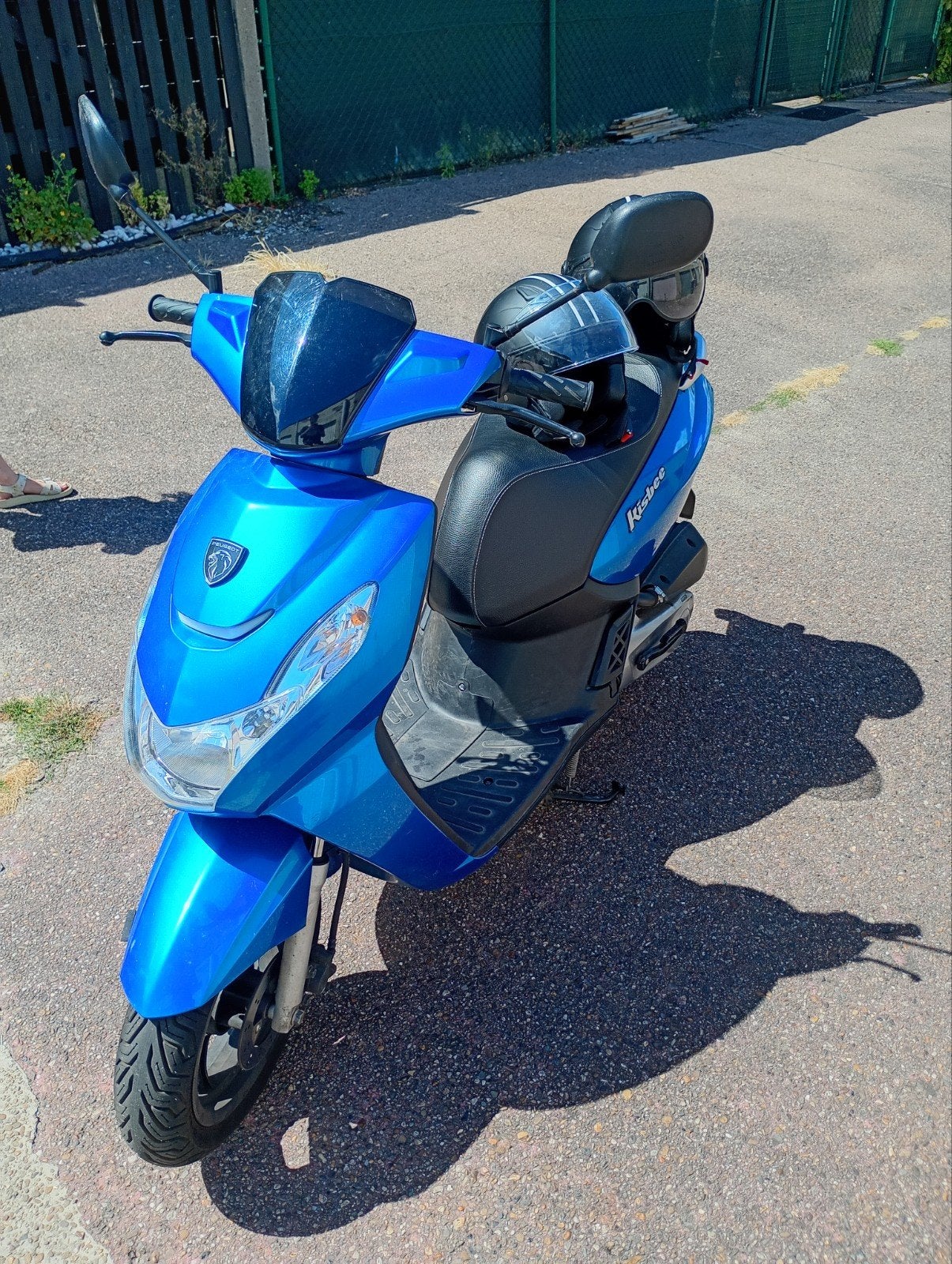 Peugeot kisbee + toebehoren(slot + 2 helmen medium en large), Fietsen en Brommers, Scooters | Peugeot, Gebruikt, Overige modellen