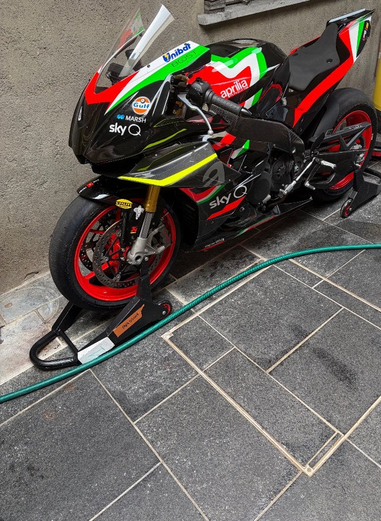 Aprilia rsv1100, Motos, Motos | Aprilia, Particulier, Super Sport, plus de 35 kW, 4 cylindres, Permis Moto A, Manuelle, Occasion
