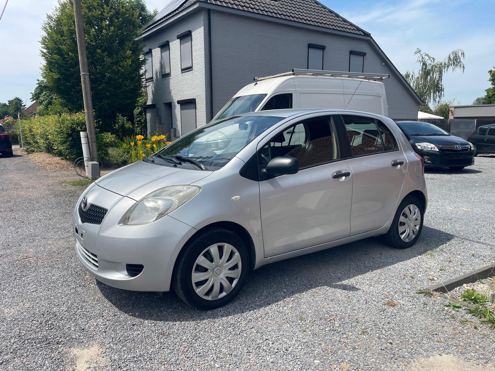 Toyota Yaris 1.0i benzine, 5 deuren + boekje, Stof, 1440 kg, Zwart, 4 cilinders