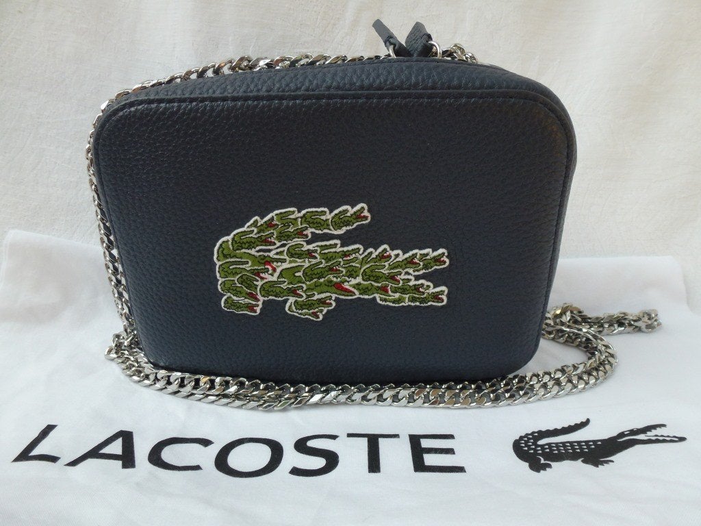 Lacoste Croco Crew-schoudertas donkerblauw, Handtassen en Accessoires, Tassen | Damestassen, Nieuw, Handtas, Blauw, Ophalen of Verzenden