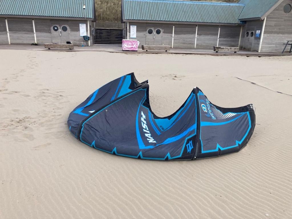 Kite Naish Pivot 9m + Ozone bar, Sports nautiques & Bateaux, Kitesurf, Enlèvement, Utilisé, 9 m², Ensemble de kite