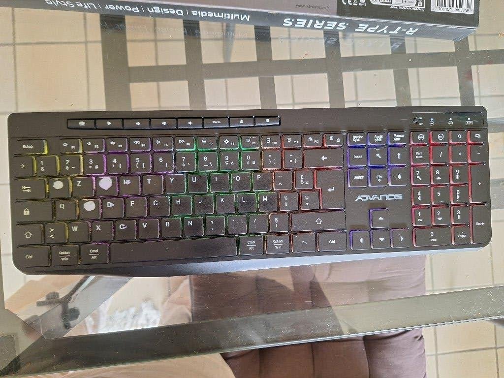 Clavier sans fil Advance rétro éclairé et waterproof, Informatique & Logiciels, Multi-appareil, Azerty, Enlèvement, Utilisé