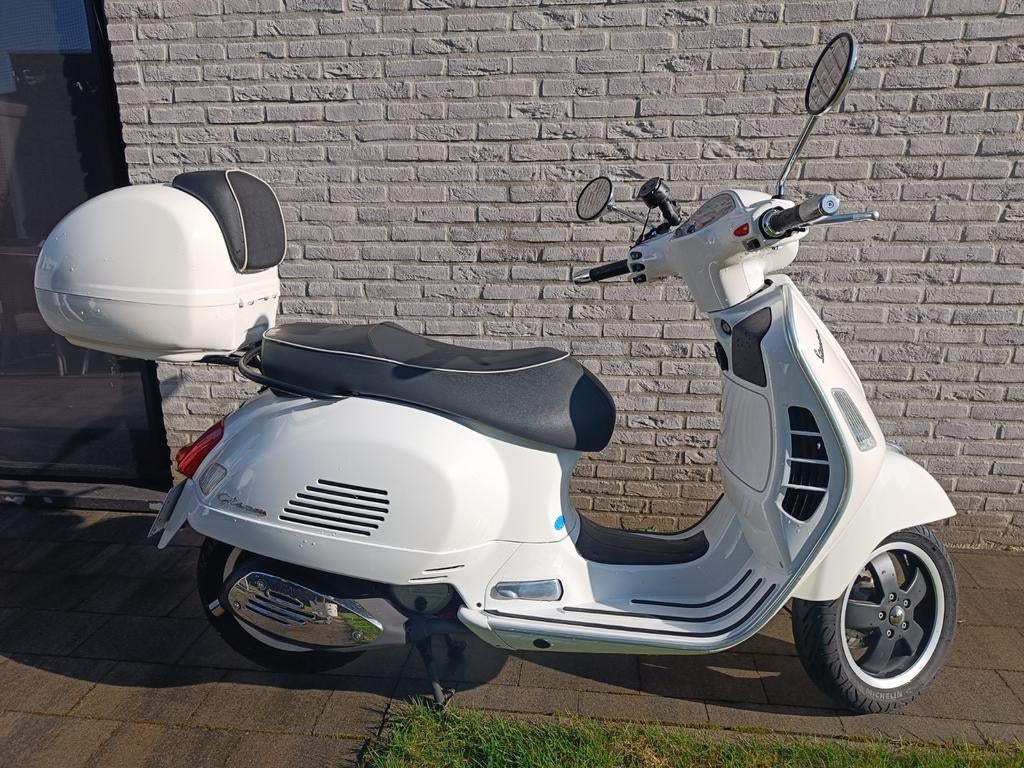 Vespa 125cc GTS super ie te koop met koffer en TomTom., Ophalen of Verzenden