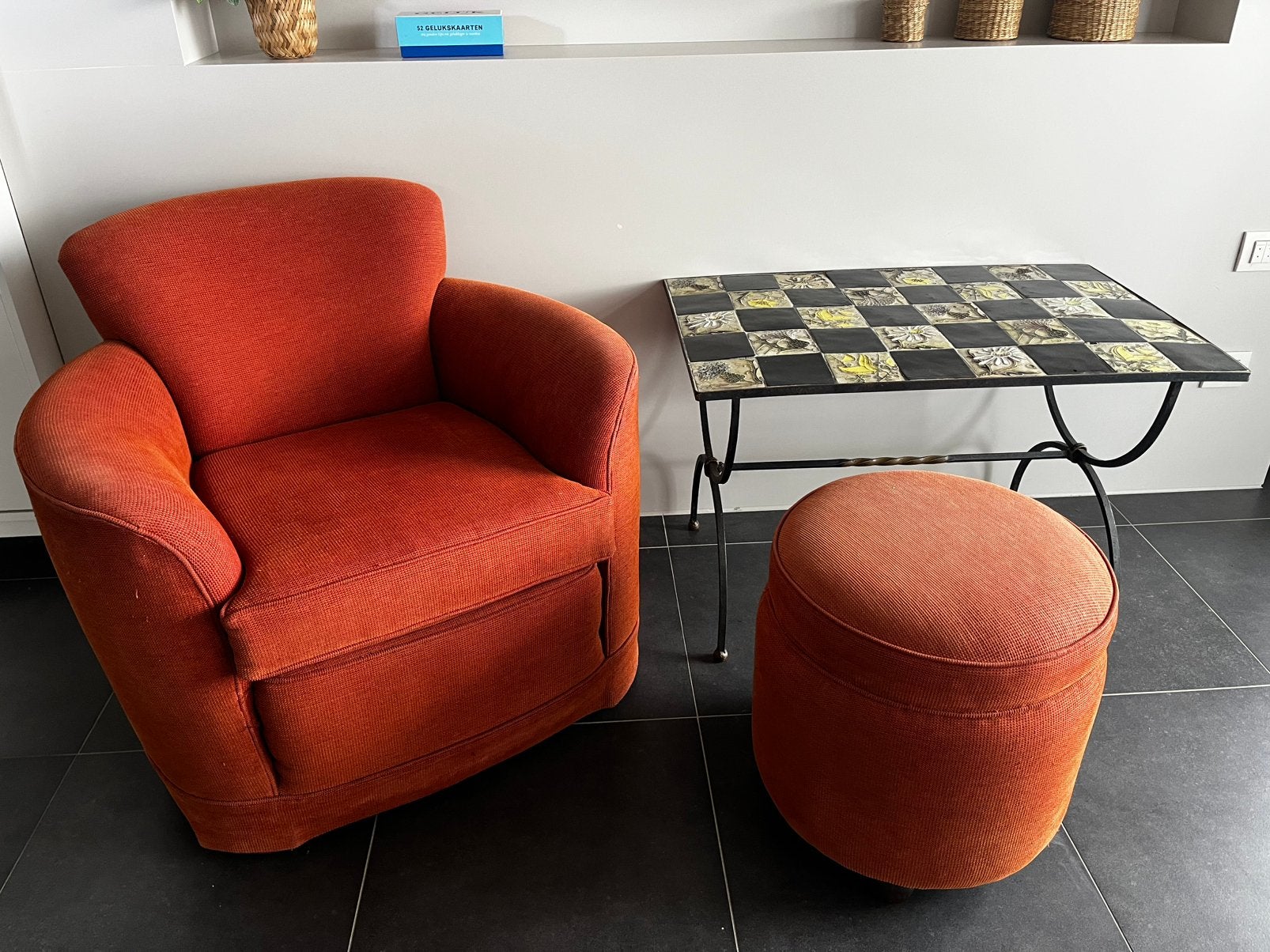 Fauteuil et pouf, Enlèvement
