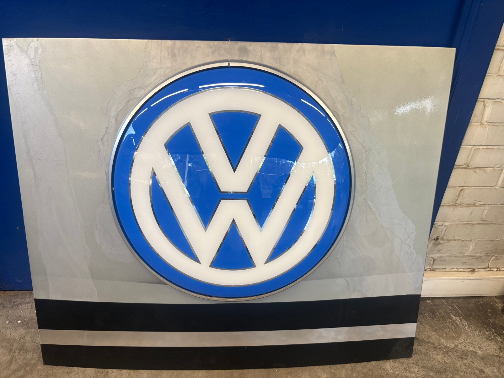 Enseigne vw, Enlèvement