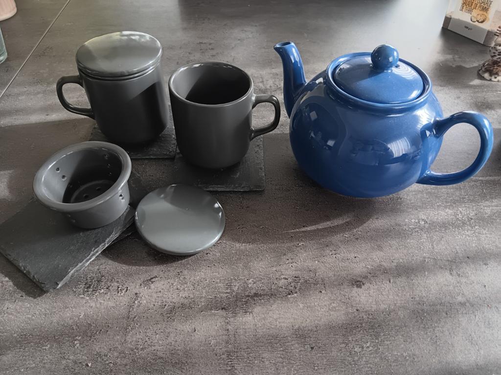 2 theemokken met filter en deksel,  theepot en 4 leien onder, Ophalen