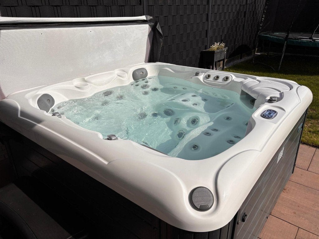Thermals Ruby Pro jacuzzi/spa + full-inverter warmtepomp, Ophalen, Zo goed als nieuw, Trap, Vast