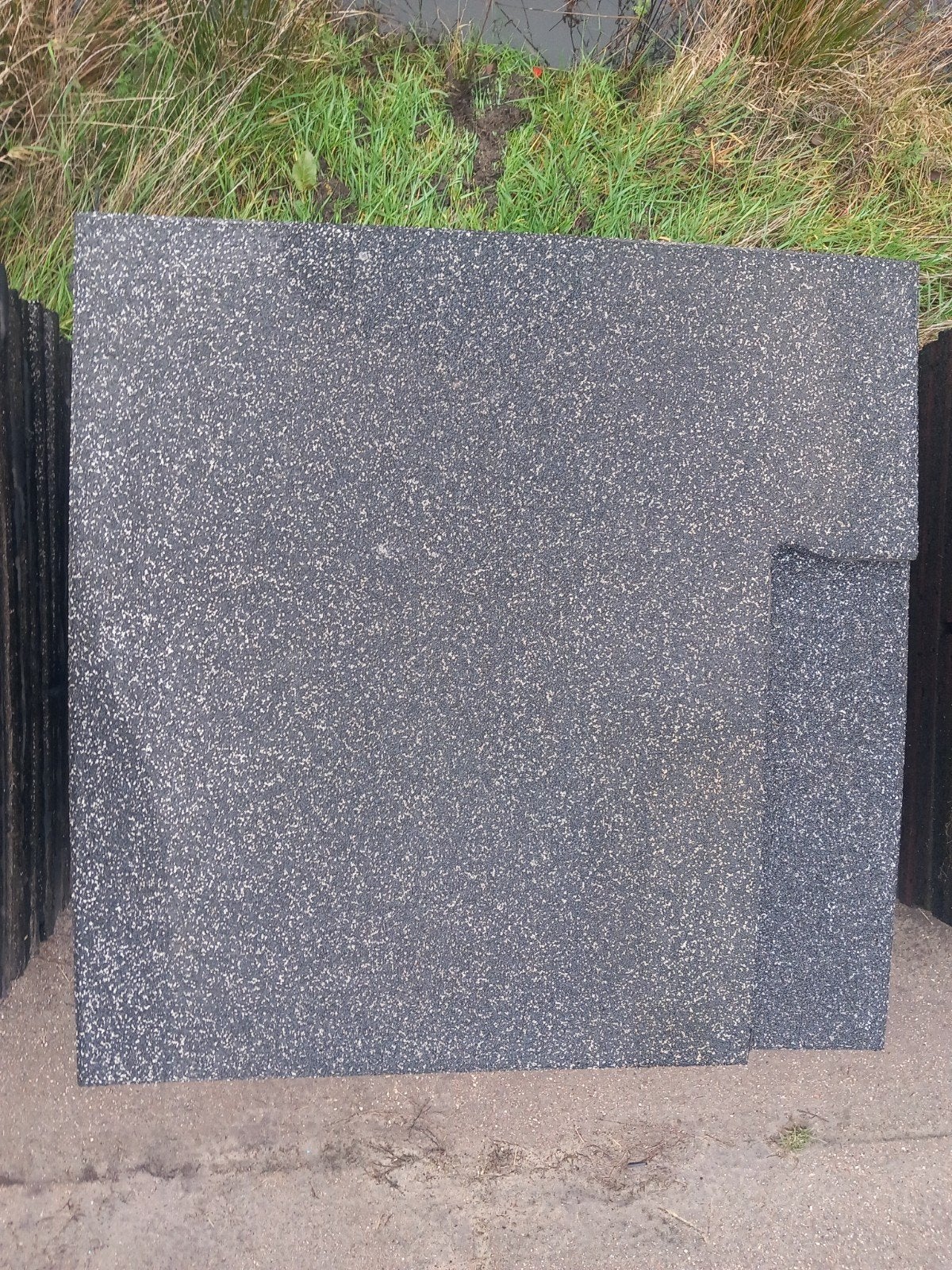40 Rubber matten 100x100x3 met hoeken er af, Stalling