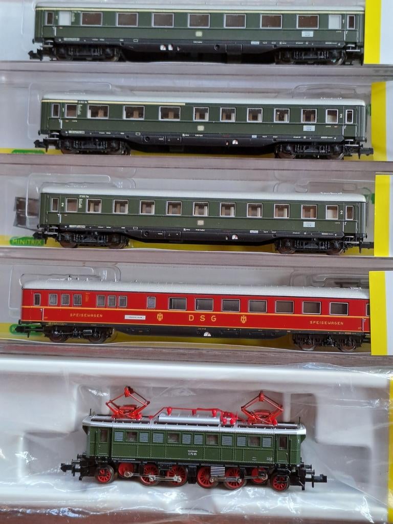 Minitrix 12214 loc en 4 wagons 15769, Hobby en Vrije tijd, Ophalen of Verzenden, Locomotief, Analoog