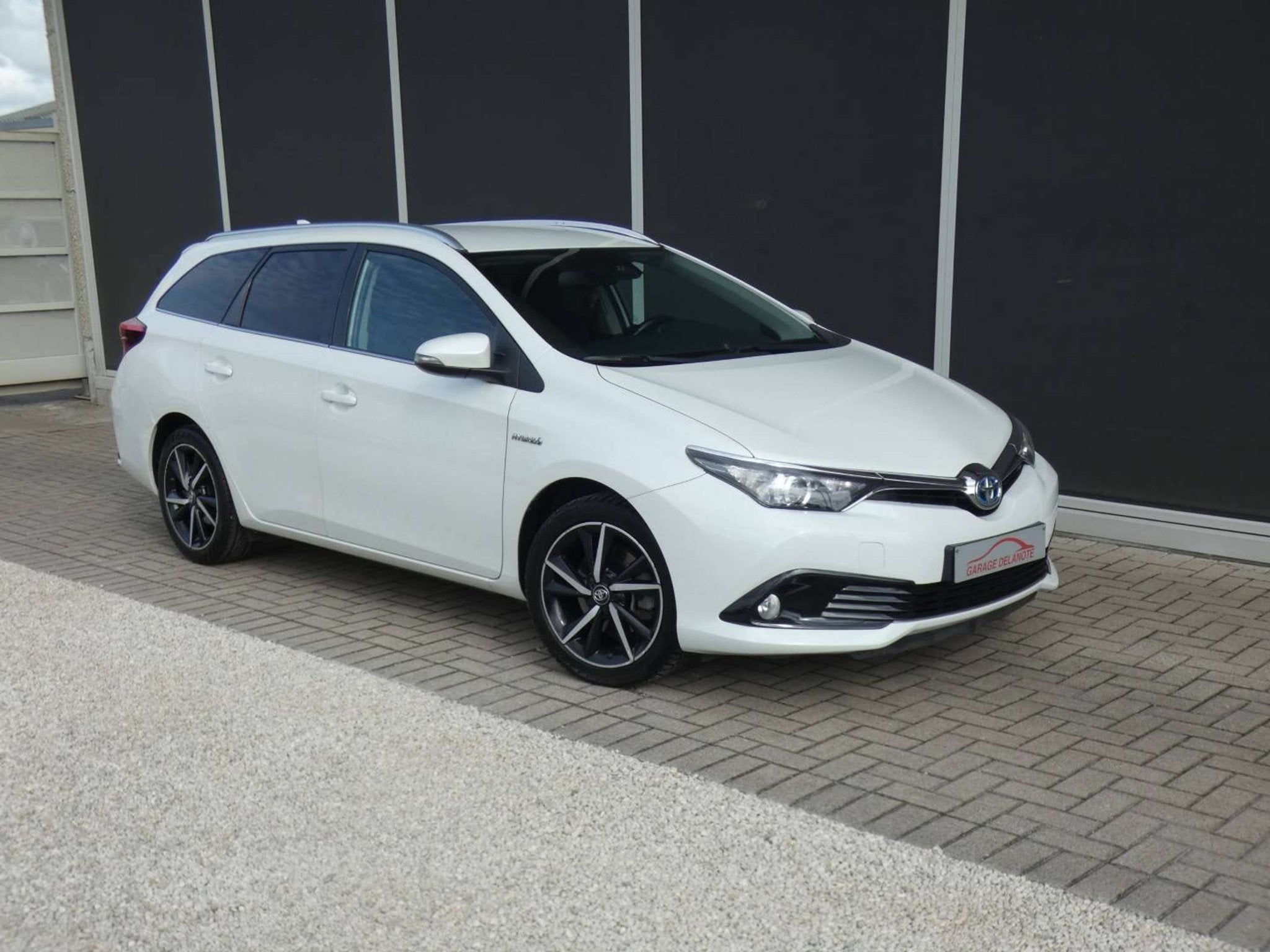 Toyota Auris Touring 1.8 HYBRID 'Pack 50+' +Inklapbare buite, Auto's, Stof, Gebruikt, 136 pk, Wit