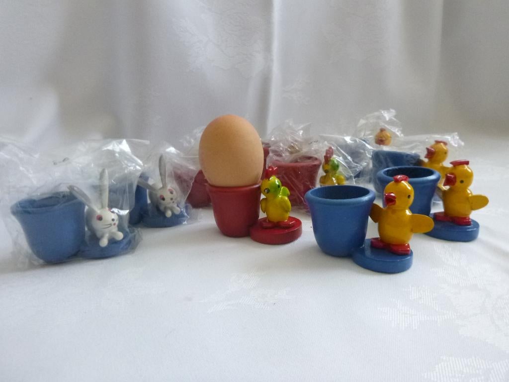 Vintage Pasen: blauwe en rode eierdopjes, Enlèvement ou Envoi, Neuf