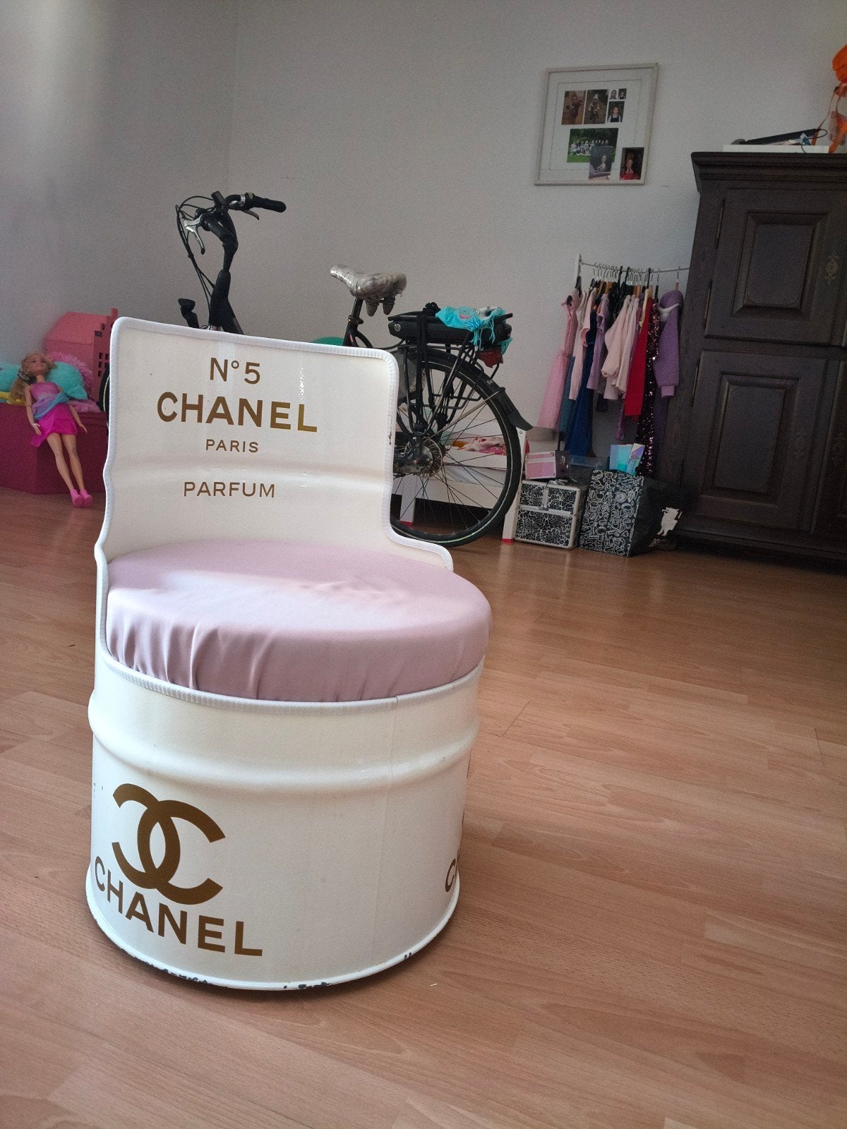 stoeltje olievat Chanel uniek, Ophalen