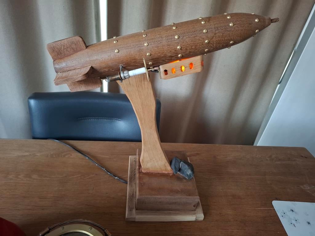 Zeppelin in Mahonie hout, Ophalen