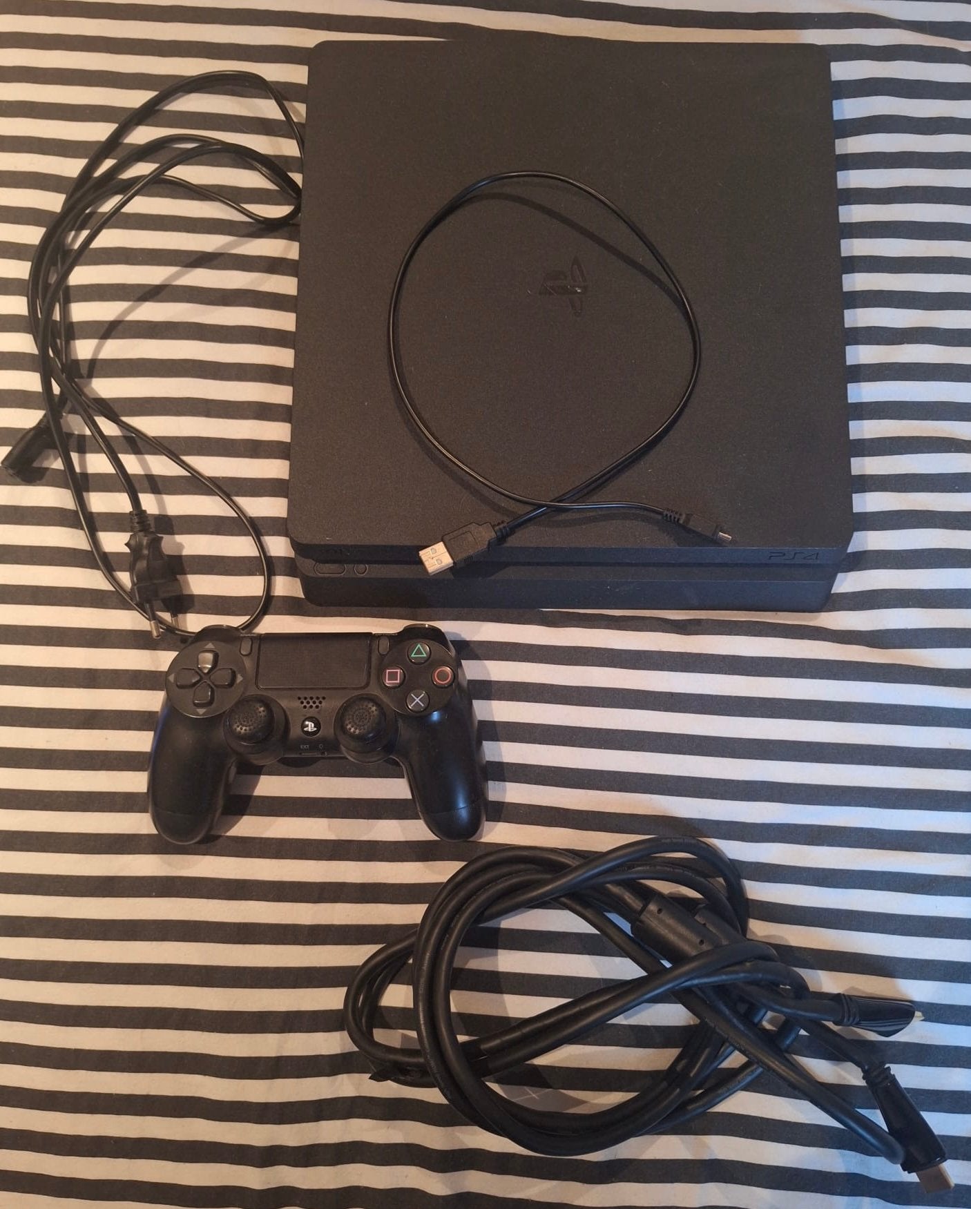 PS4 goede kwaliteit met kabels en 2 bakjes, Games en Spelcomputers, Ophalen, 500 GB, Met 2 controllers, Zo goed als nieuw