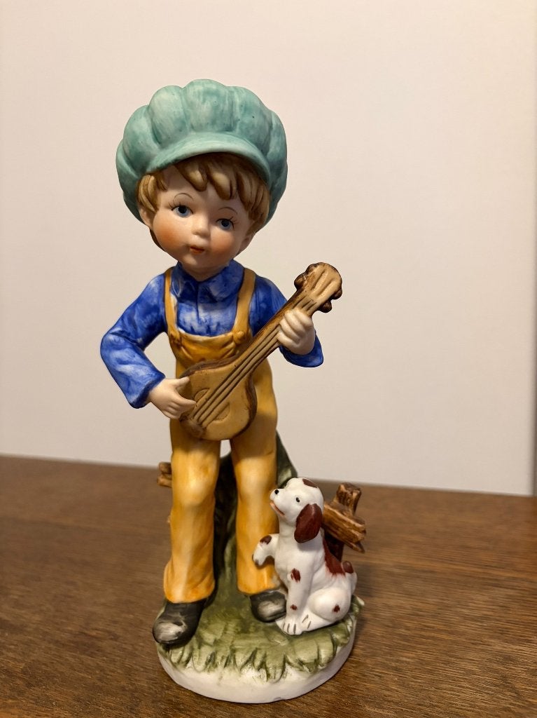 Vintage porseleinen beeldje – Jongen met banjo en hondje, Ophalen of Verzenden, Gebruikt