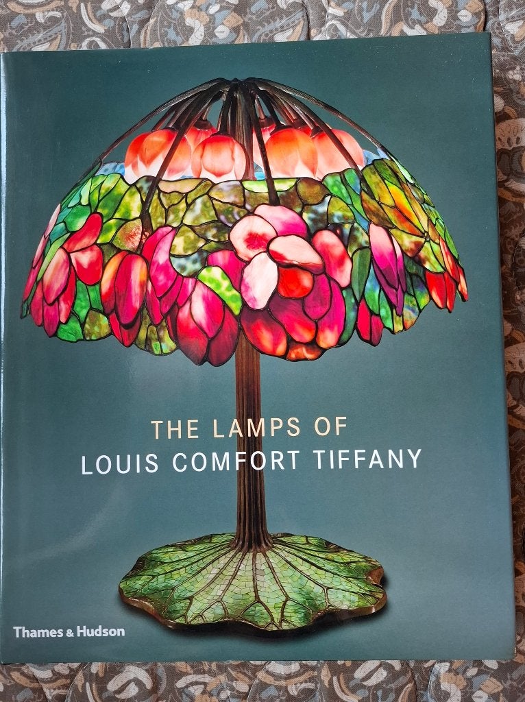 Magnifique livre d'art Les lampes de Louis Comfort Tiffany, Enlèvement ou Envoi, Diverse auteurs, Comme neuf, Autres sujets/thèmes