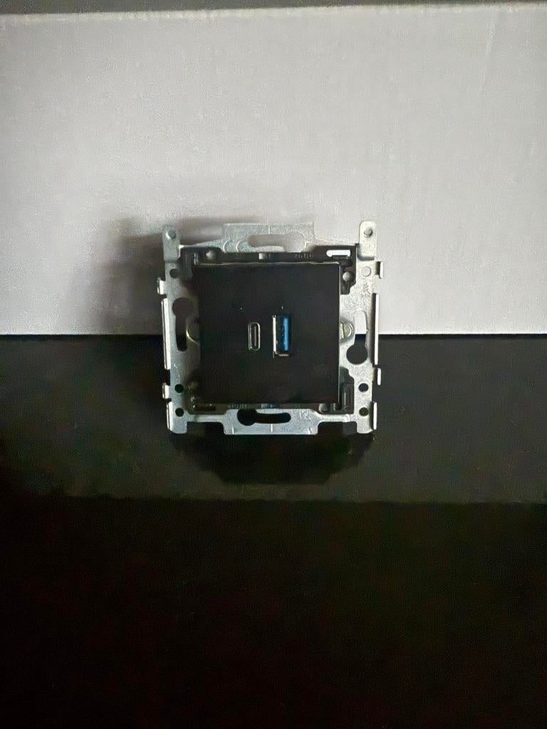 Prises USB-A et USB-C Niko, Enlèvement, Comme neuf