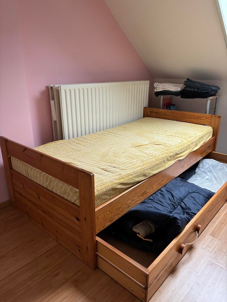Grenen houten bed met schuif voor spullen of logé., Huis en Inrichting, Slaapkamer | Complete slaapkamers, Ophalen, Gebruikt, Eenpersoons