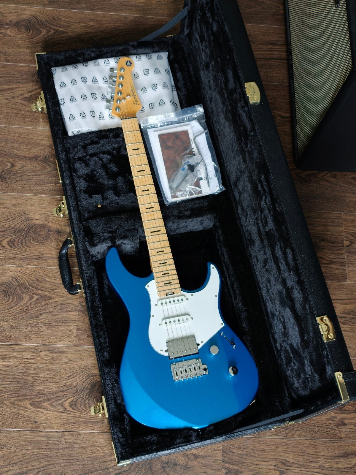 Yamaha Pacifica Professional Japan PACP12M sparkle blue, Musique & Instruments, Instruments à corde | Guitares | Électriques, Enlèvement