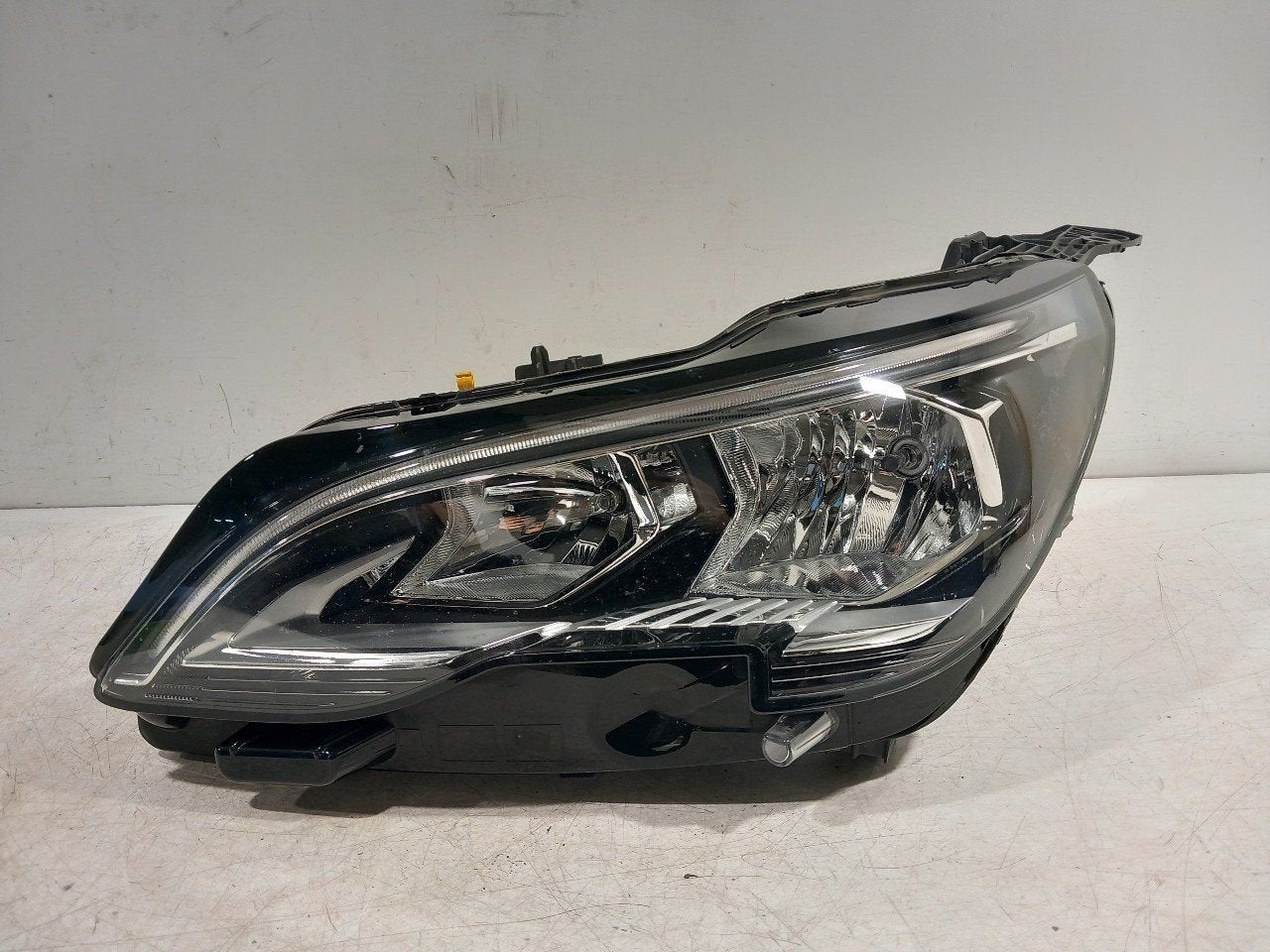Koplamp links Peugeot 3008, Onderdelen@venauto.nl, Van der Ven Autorecycling B.V., Gebruikt, Ettenseweg 76, 4706 PB Roosendaal, The Netherlands