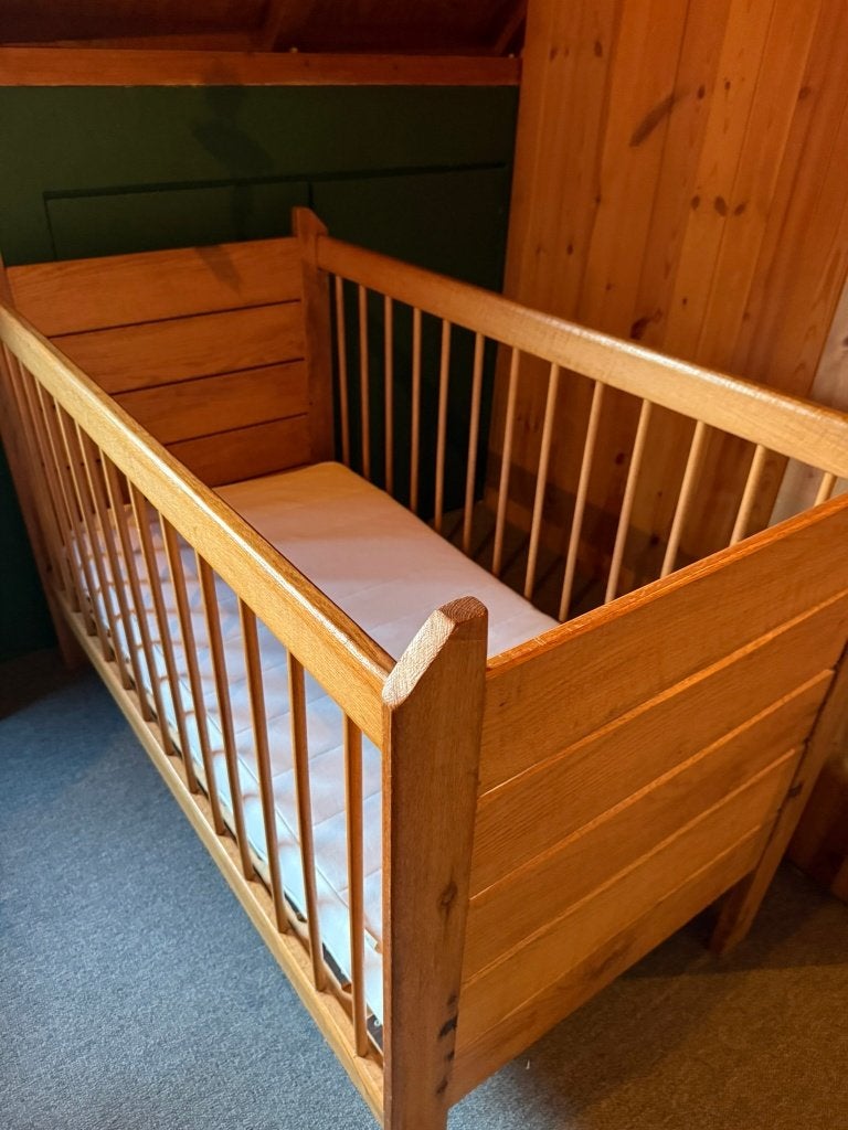 Mooi houten kinderbedje, 70 tot 85 cm, Zo goed als nieuw, Minder dan 140 cm, Ophalen