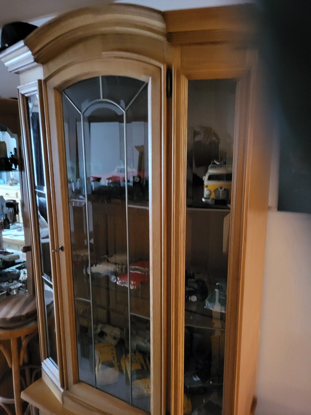 licht eiken vitrine kast met verlichting en geslepen glas, Huis en Inrichting, Kasten | Vitrinekasten, Ophalen, Glas