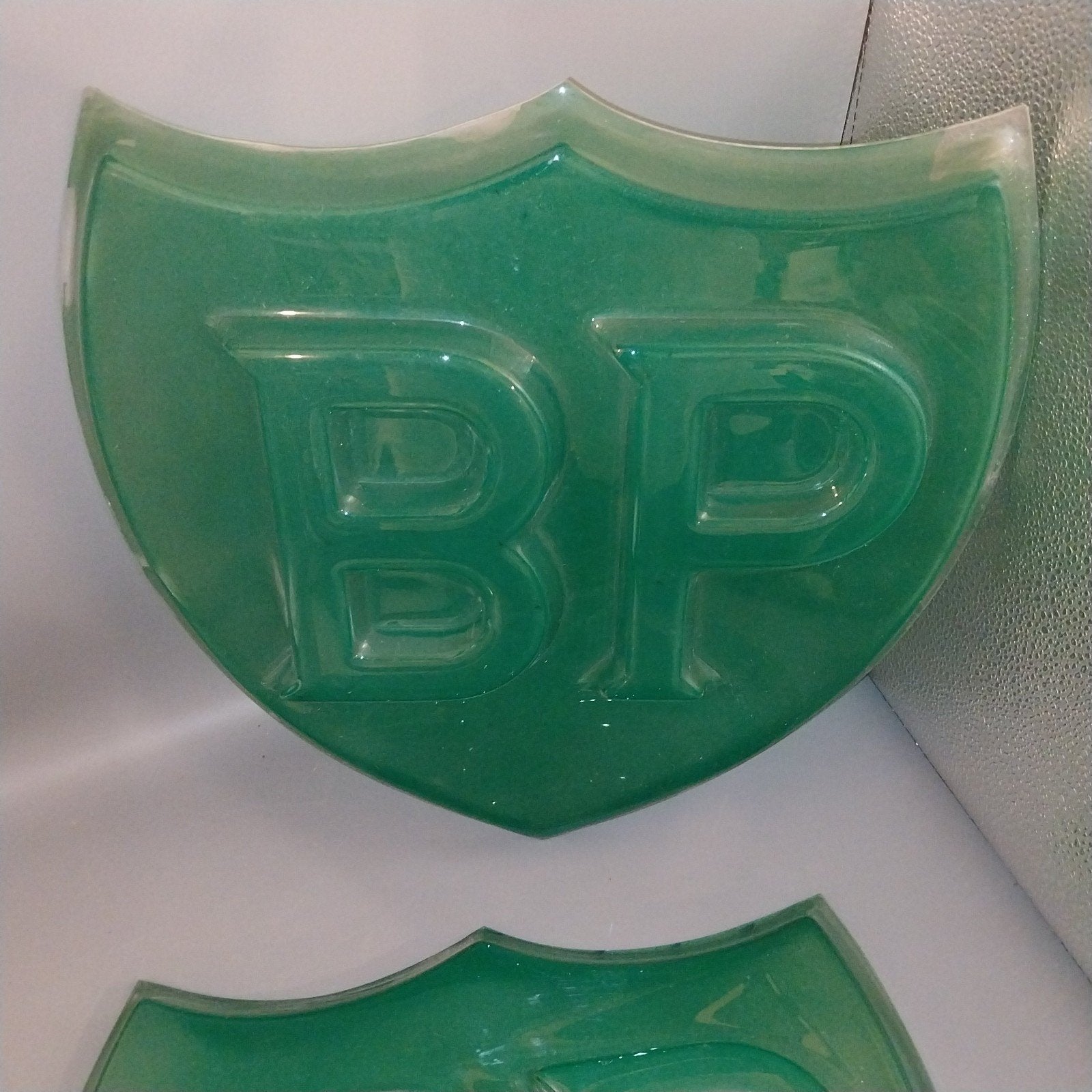 Vintage BP perspex benzinepomp reclame – 2 originele schilde, Ophalen, Gebruikt, ., Lichtbak of (neon) lamp