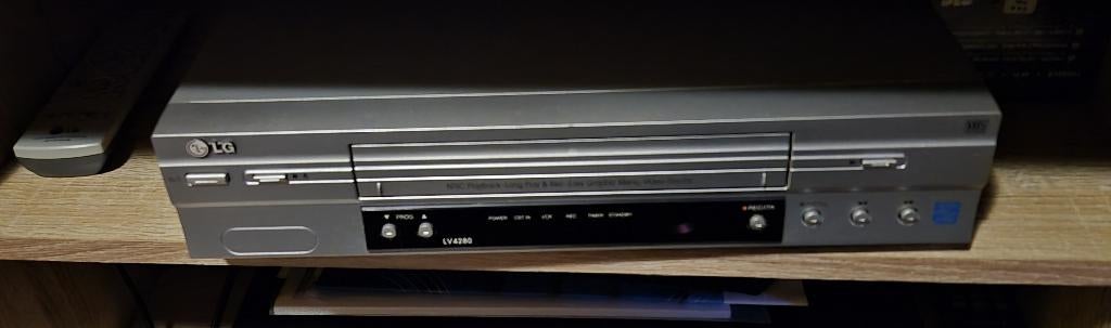Magnétoscope LG VHS + télécommande + cassettes vidéos, Enlèvement, Comme neuf, Autres types