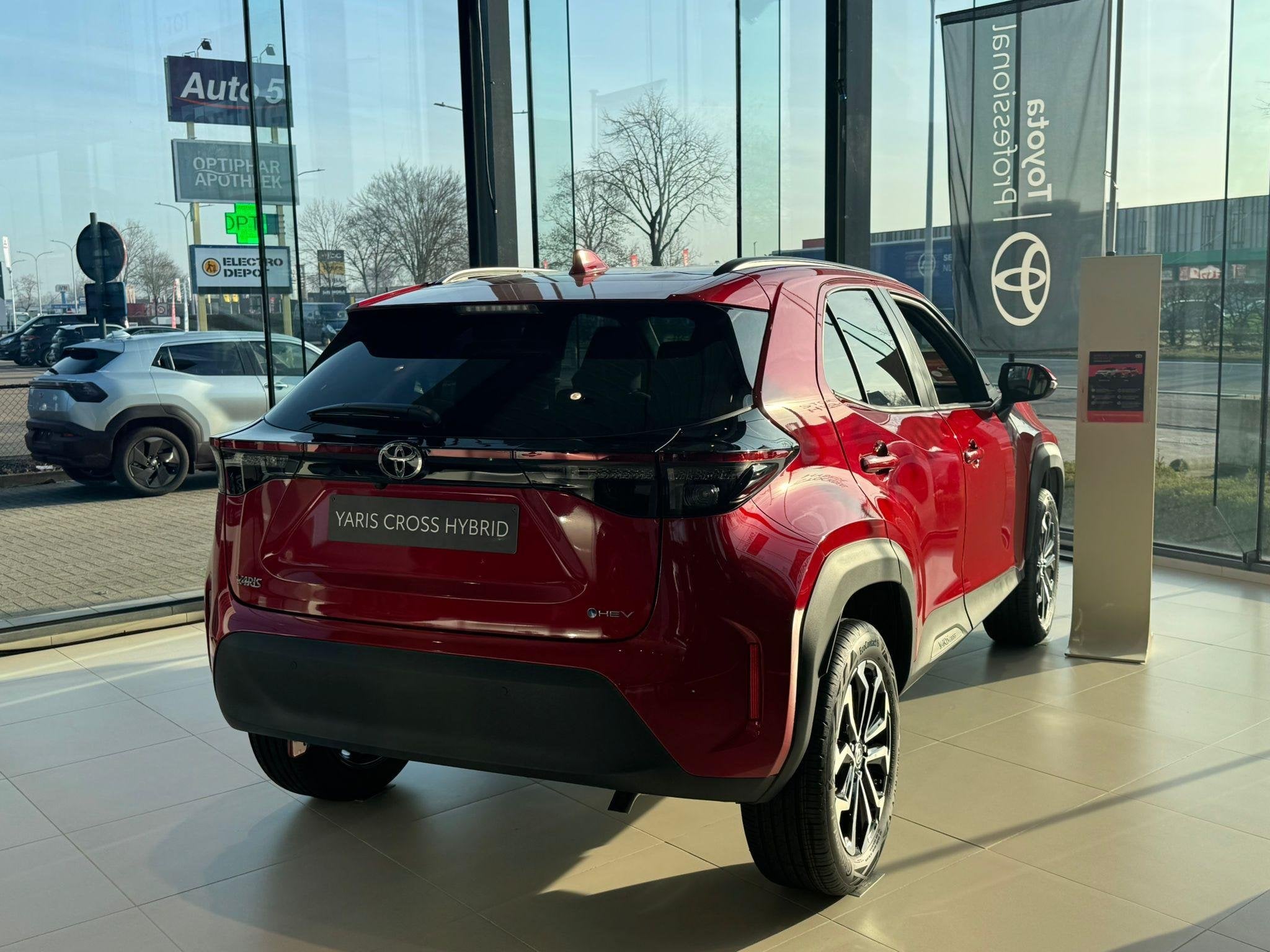 Toyota Yaris Cross Emotional Red Pearl | Emotional Red Pearl, Auto's, Automaat, Stof, 116 pk, Bedrijf