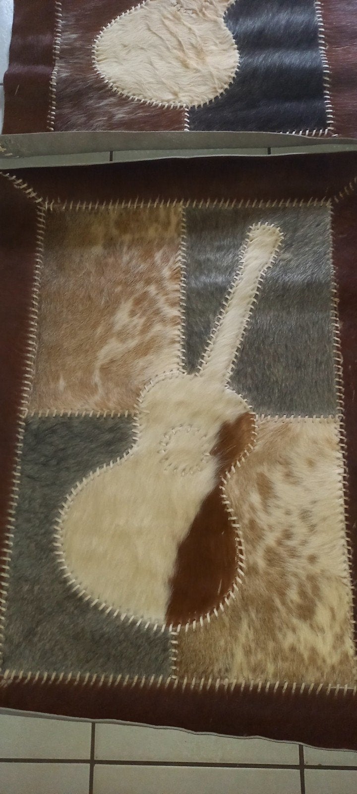 Tapis patchwork en peau de vache représentent une guitare, Huis en Inrichting, Stoffering | Tapijten en Vloerkleden, Ophalen, Vintage