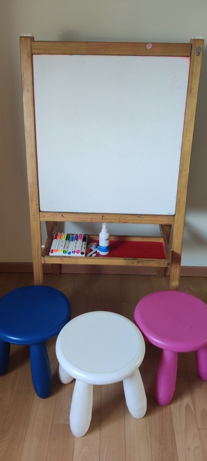 2 in 1 black and  White board with 3 stools, Enlèvement